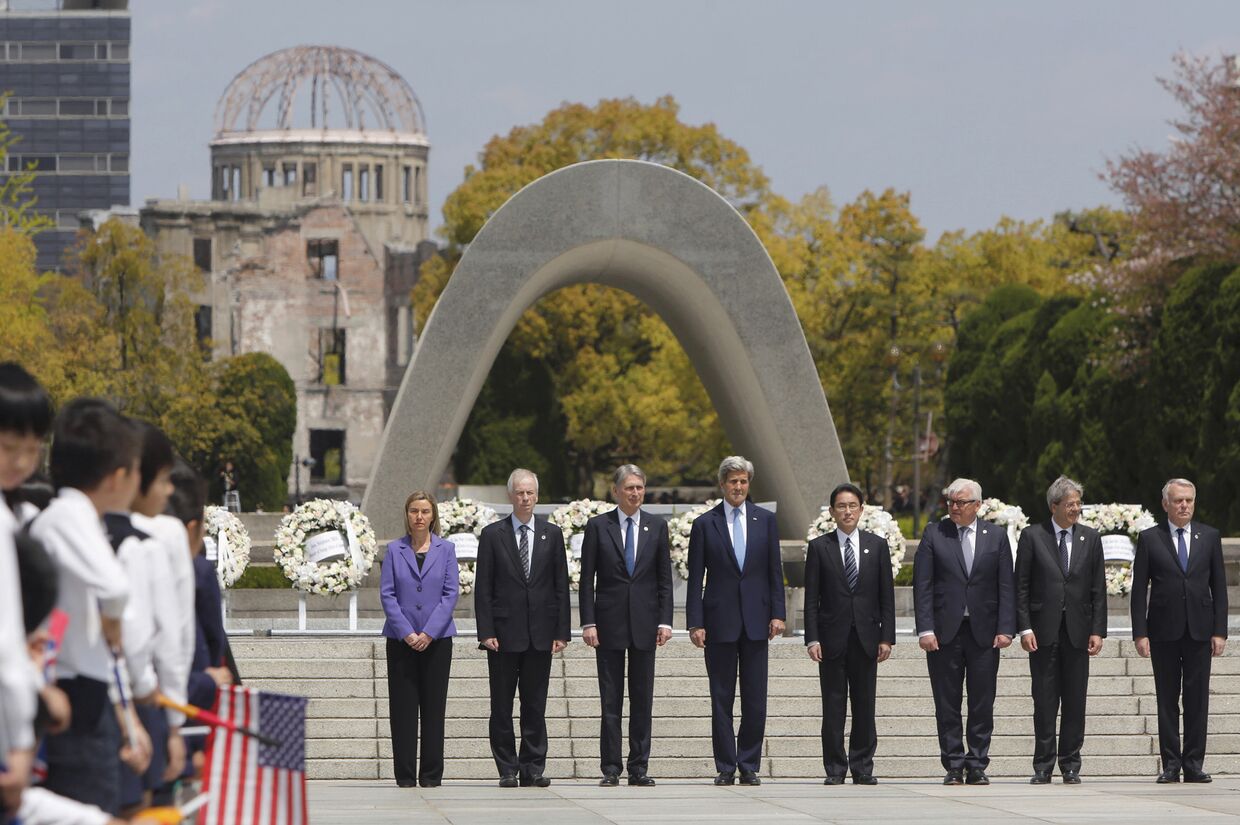 Госсекретарь Соединенных Штатов Джон Керри в Парке мира в городе Хиросима