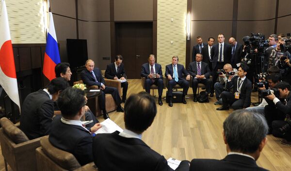 Президент России Владимир Путин и премьер-министр Японии Синдзо Абэ во время встречи в резиденции «Бочаров ручей» Президент России Владимир Путин и премьер-министр Японии Синдзо Абэ во время встречи в резиденции «Бочаров ручей»