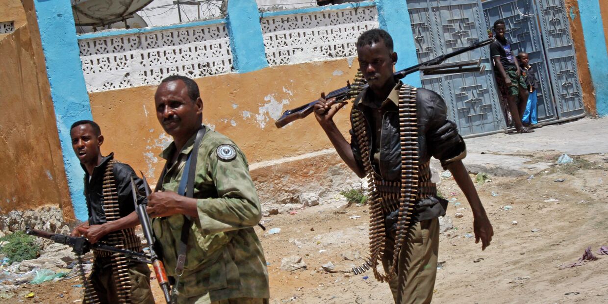 Солдаты армии Сомали патрулируют улицы Могадишо