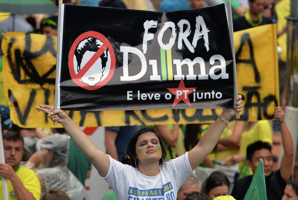 Митинг против действующего президента Брасилии Дилмы Русеф в Сан-Паулу
