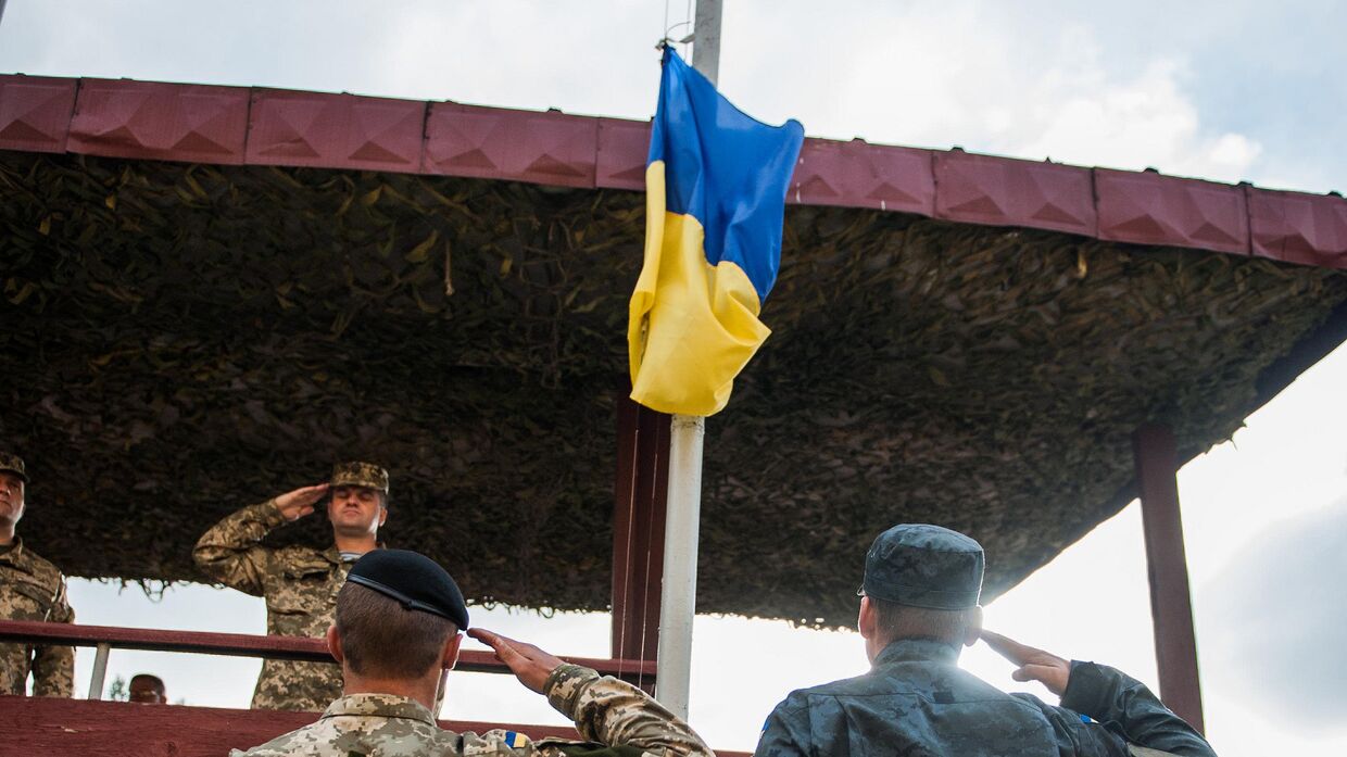 Солдаты Украинской армии и армии США во время церемонии закрытия учений Rapid Trident 2014