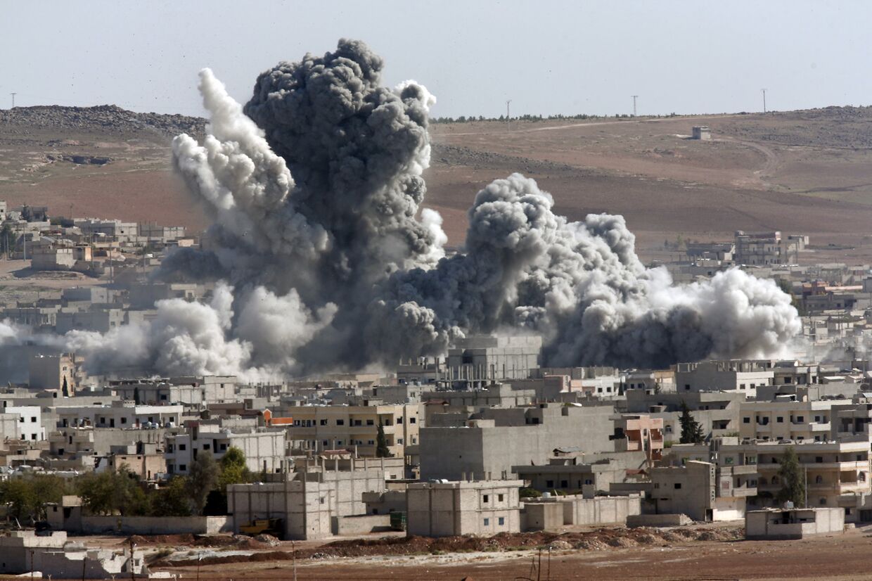Авиаудары коалиции во главе с США по позициям боевиков «Исламского государства» (запрещена в РФ) в Кобани