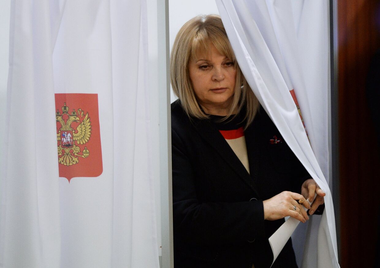 Элла Памфилова голосует на первом заседании нового состава ЦИК