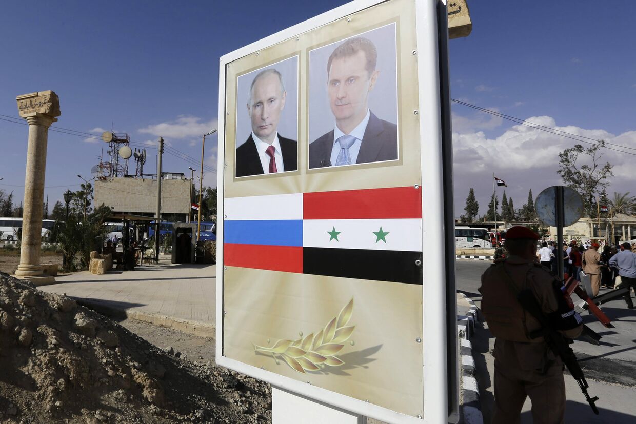 Плакат с портретами Башара Аль-Асада и Владимира Путина в Пальмире