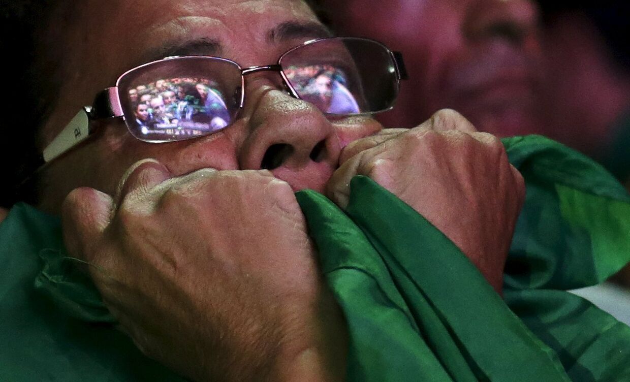 Сторонник импичмента президента Бразилии Дилмы Роуссефф следит за голосованием