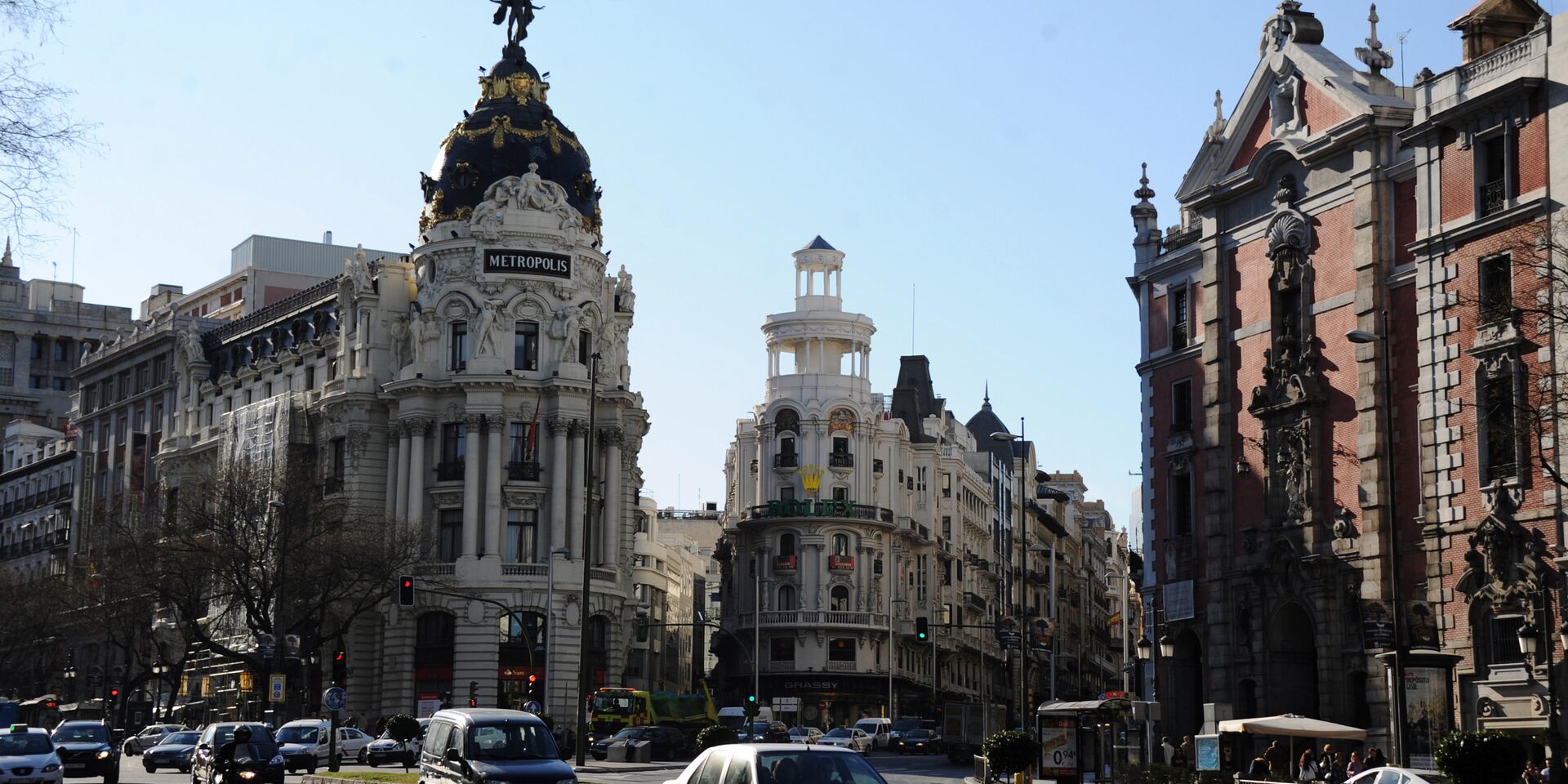 Вид на улицу Гран Виа и здание Эдифисио Метрополис в Мадриде - ИноСМИ, 1920, 11.01.2022
