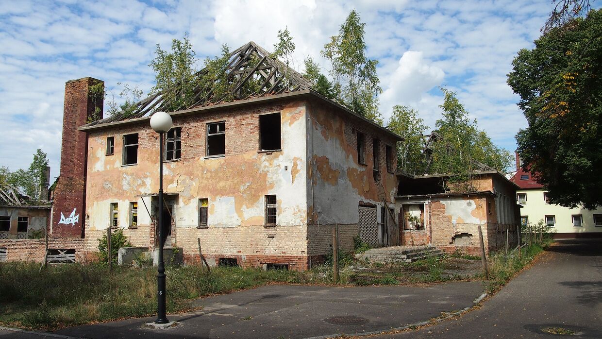 Разрушенный дом в Борне-Сулиново