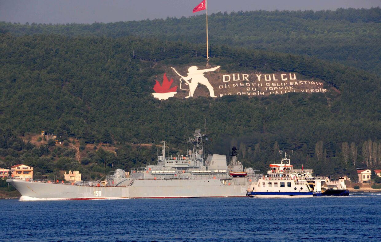 Большой десантный корабль ВМФ России «Цезарь Куников» проходит через пролив Дарданеллы