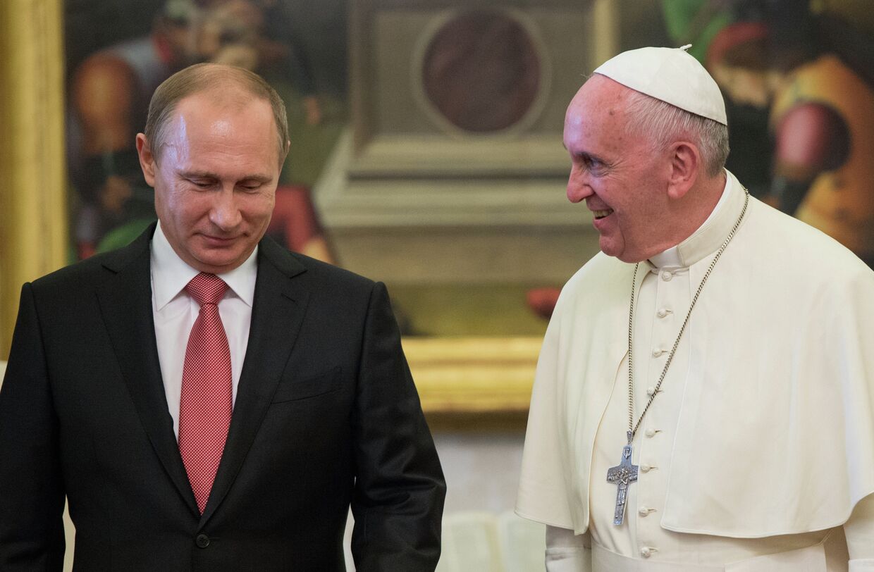 Президент России Владимир Путин и папа римский Франциск во время встречи в Ватикане