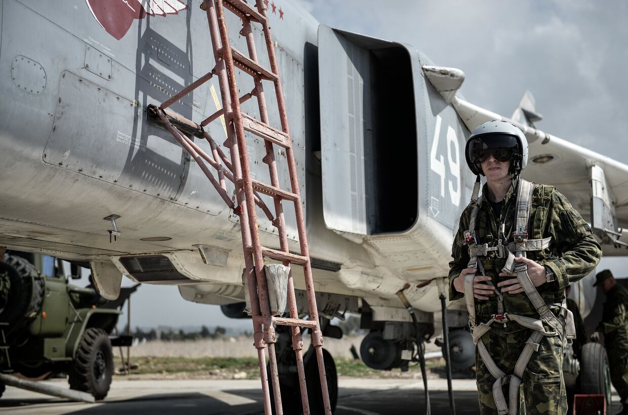 Пилот ВКС России садится во фронтовой бомбардировщик Су-24 на авиабазе «Хмеймим» в сирийской провинции Латакия