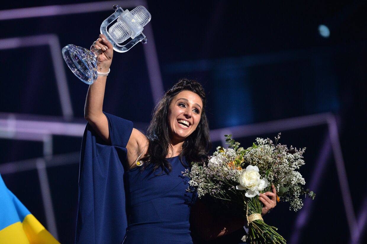 Джамала (Украина), победившая в финале международного конкурса «Евровидение-2016», на церемонии награждения