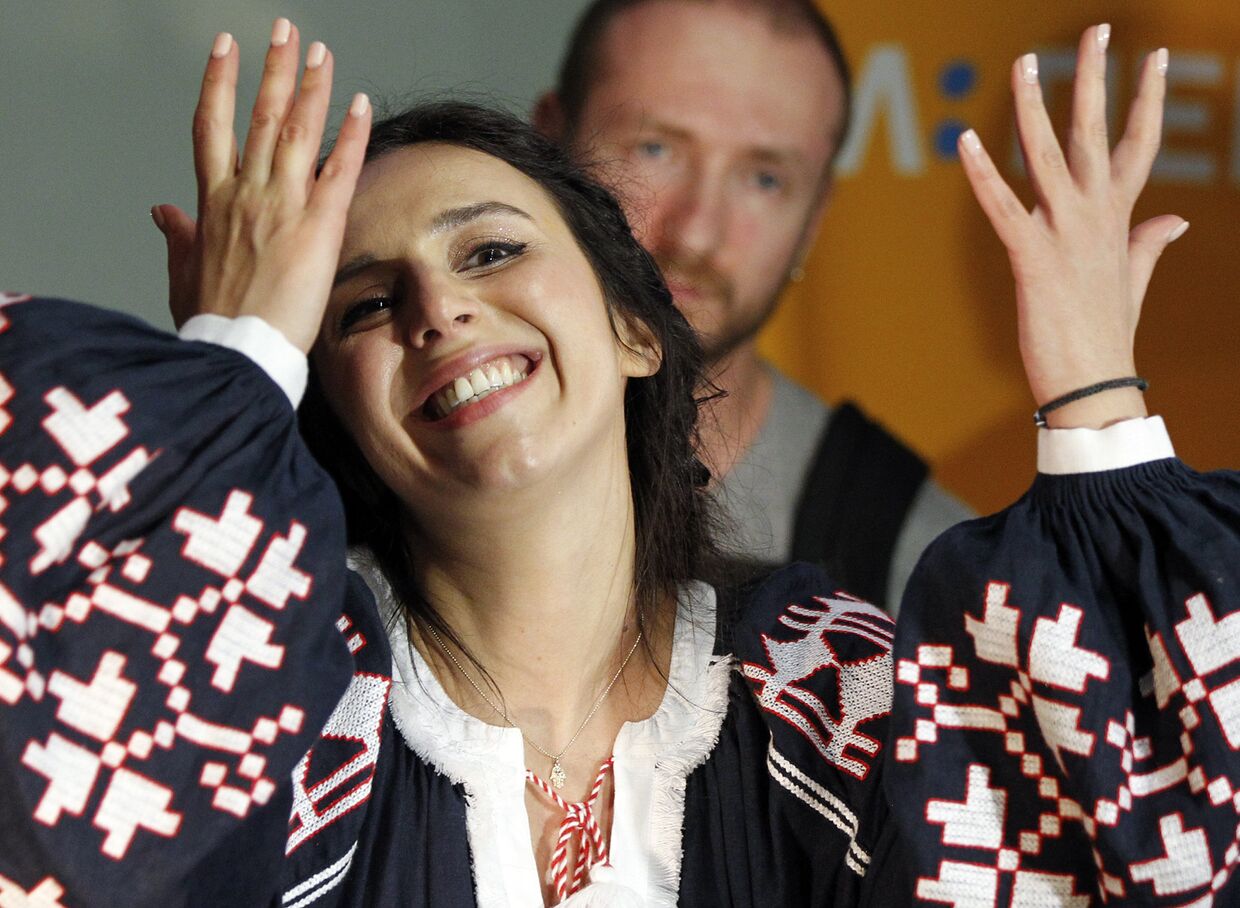 Певица Джамала, победительница конкурса «Евровидение-2016», в киевском аэропорту Борисполь после возвращения из Стокгольма
