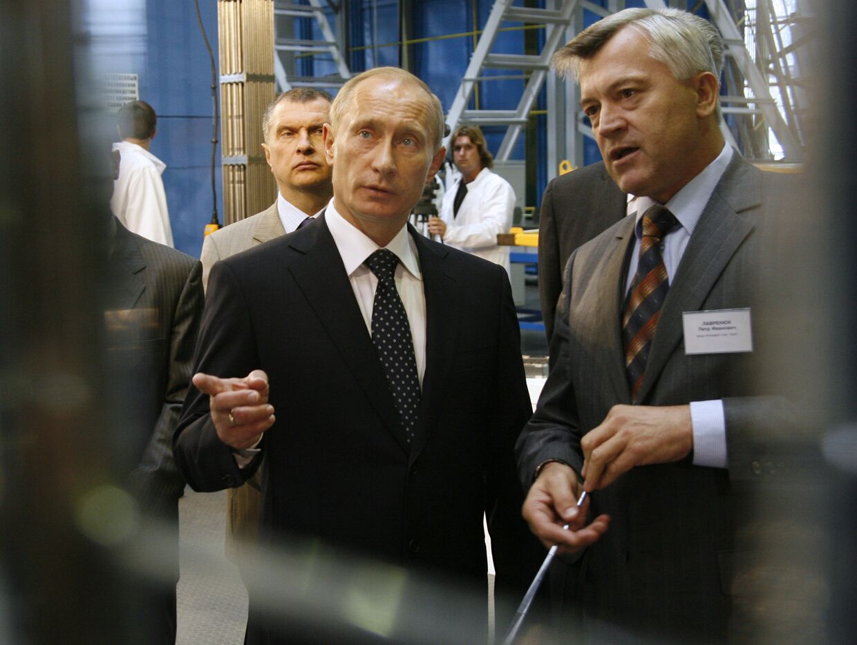 Владимир Путин и вице-президент ОАО «ТВЭЛ» Петр Лавренюк во время посещения одного из крупнейших в мире производителей ядерного топлива для АЭС