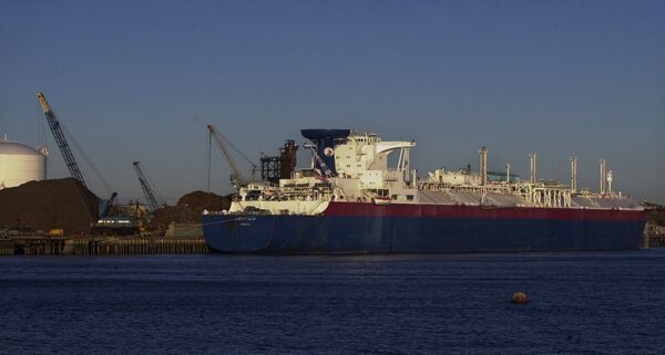 Танкер для транспортировки сжиженного природного газа в порту Эверетт, США Танкер для транспортировки сжиженного природного газа в порту Эверетт, США