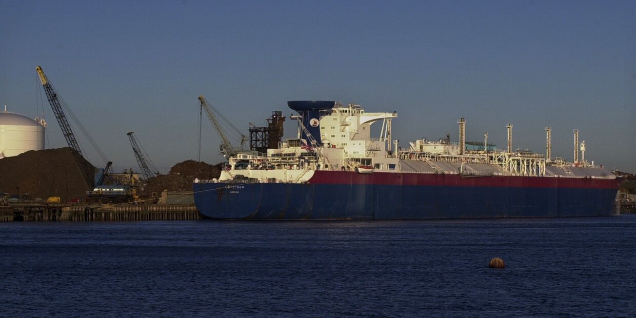 Танкер для транспортировки сжиженного природного газа в порту Эверетт, США