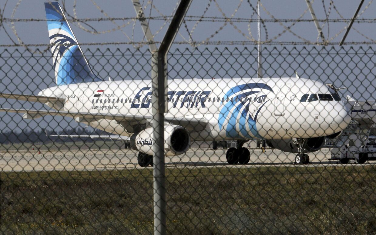 Самолет авиакомпании EgyptAir в аэропорту Ларнака