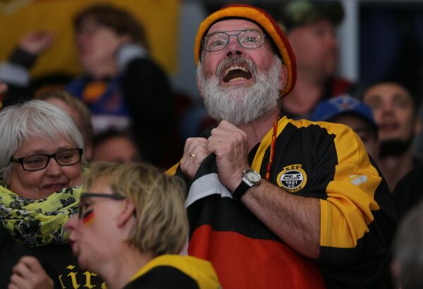Болельщик сборной Германии поддерживает свою команду Болельщик сборной Германии поддерживает свою команду