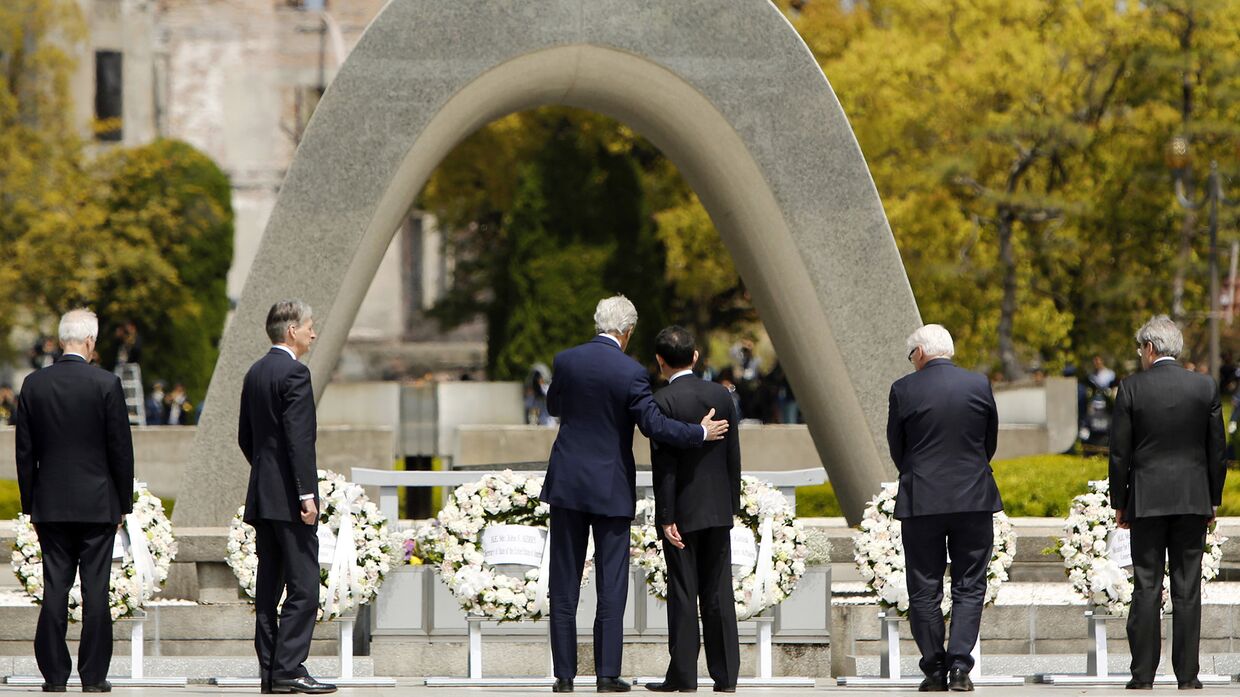 Госсекретарь США Джон Керри и глава МИД Японии в Парке мира в Хиросиме