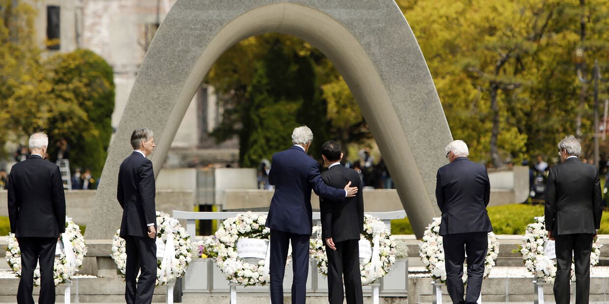 Госсекретарь США Джон Керри и глава МИД Японии в Парке мира в Хиросиме