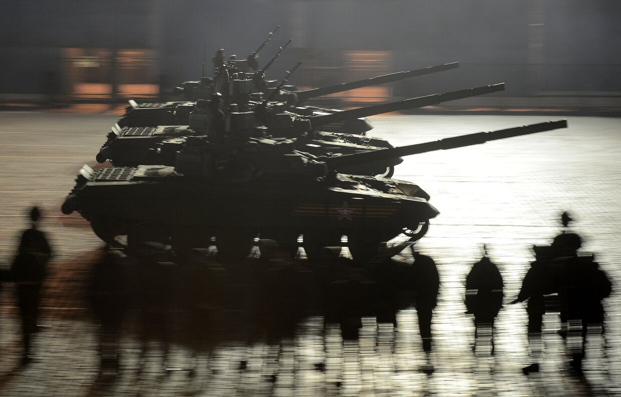 Танки Т-90А во время репетиции военного парада в Москве