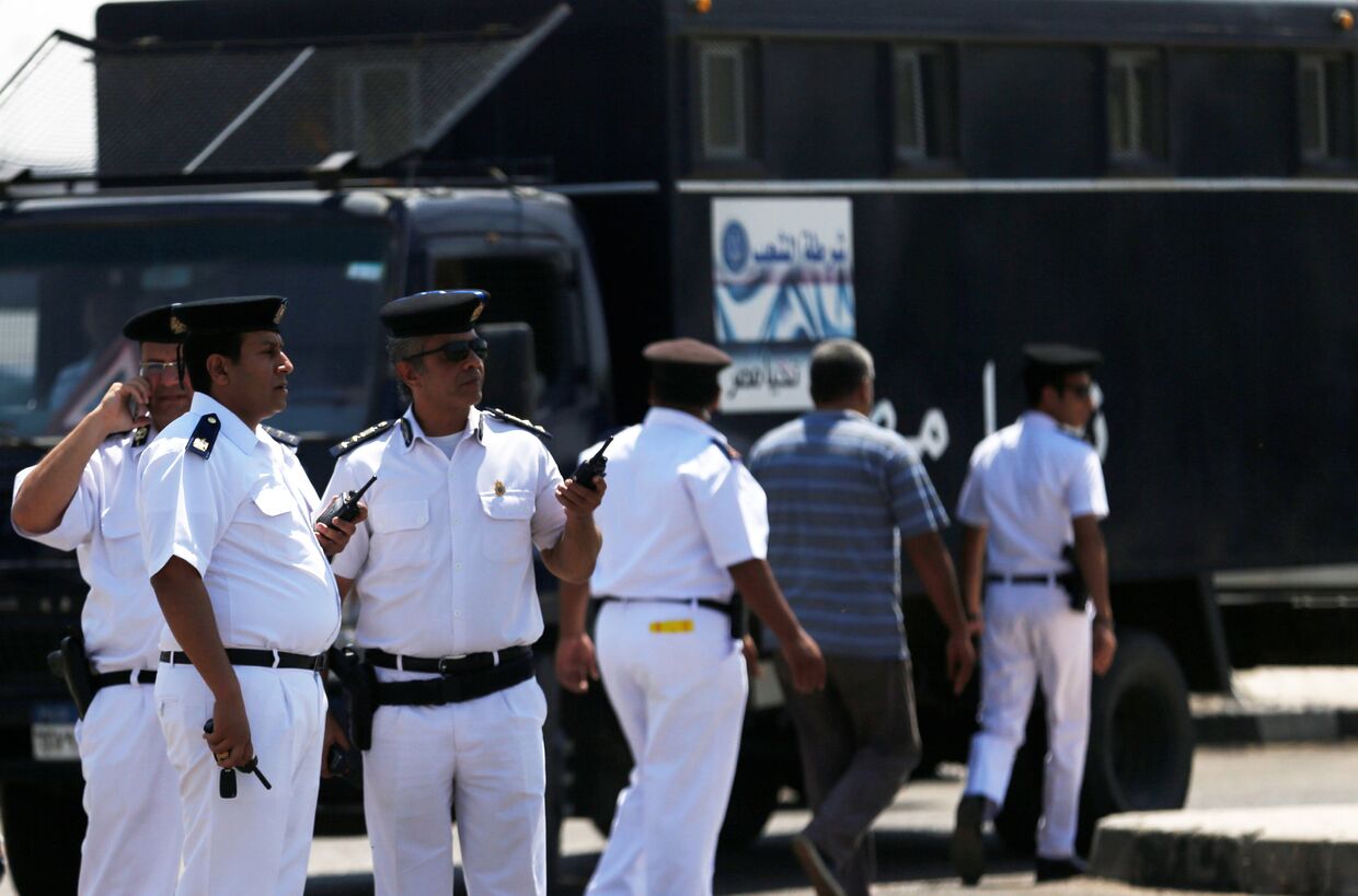 Сотрудники службы безопасности у здания авиакомпании Egyptair, 19 мая 2016