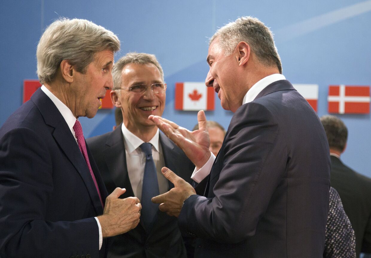 Премьер-министр Черногории Мило Джуканович, госсекретарь США Джон Керри и генеральный секретарь НАТО Йенс Столтенберг