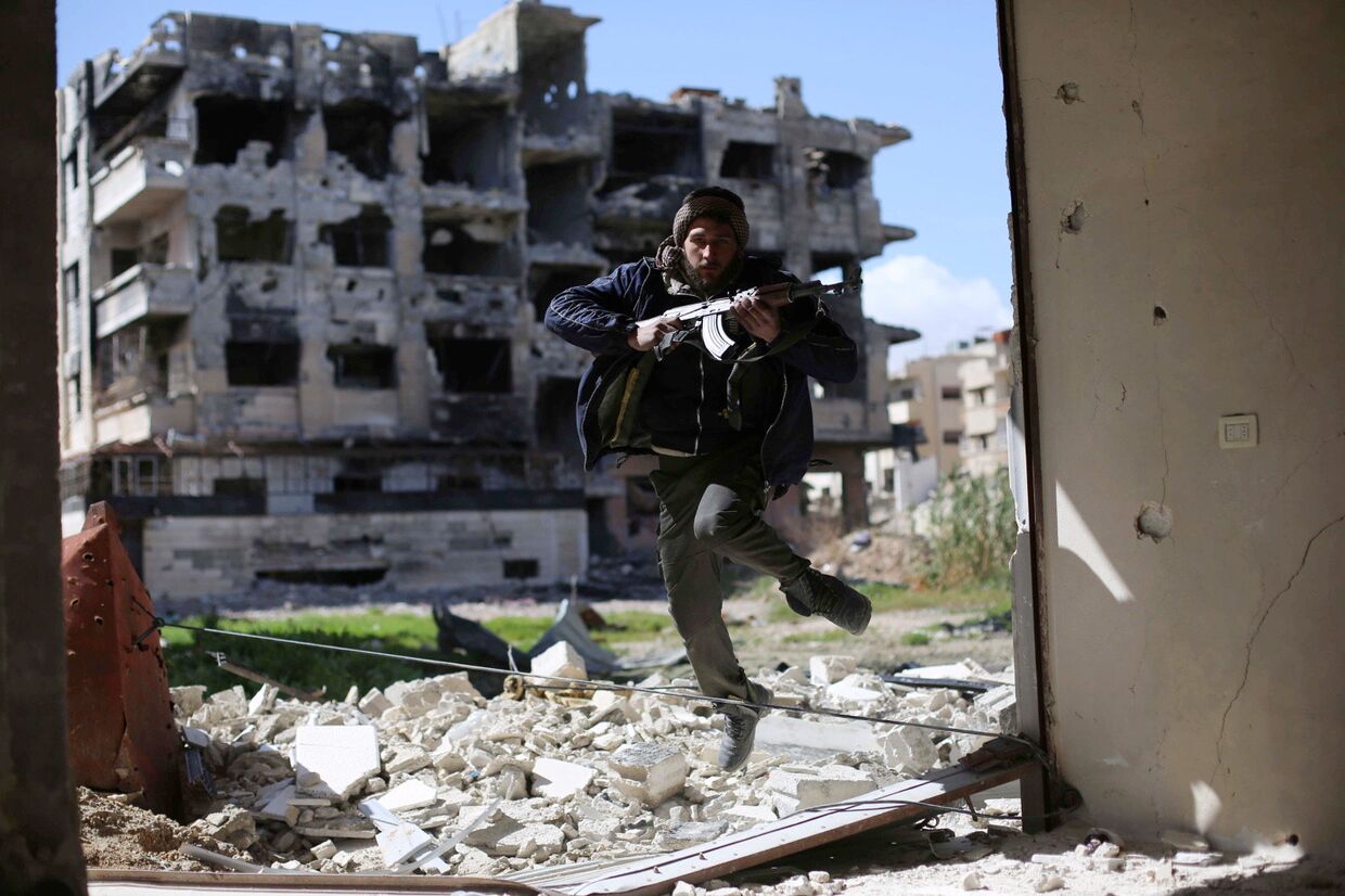 Боевик из группировки Джейш аль-Ислам («Армия ислама») в пригороде Дамаска