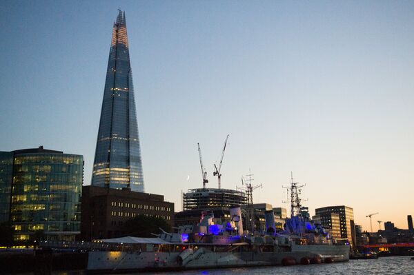 Военный корабль у моста Тауэр Бридж Военный корабль у моста Тауэр Бридж