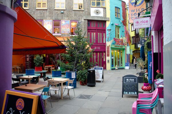Neal's Yard — небольшой переулок в Ковент-Гарден между Shorts Gardens и Monmouth Street Neal's Yard — небольшой переулок в Ковент-Гарден между Shorts Gardens и Monmouth Street