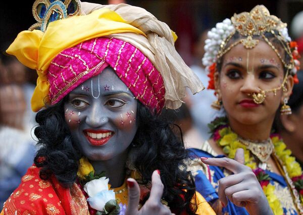 Участники карнавала Ратха-ятра в Лондоне Участники карнавала Ратха-ятра в Лондоне