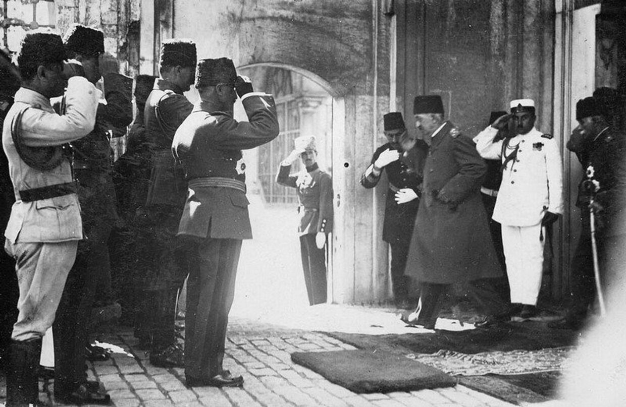 Мехмед VI покидает Стамбул