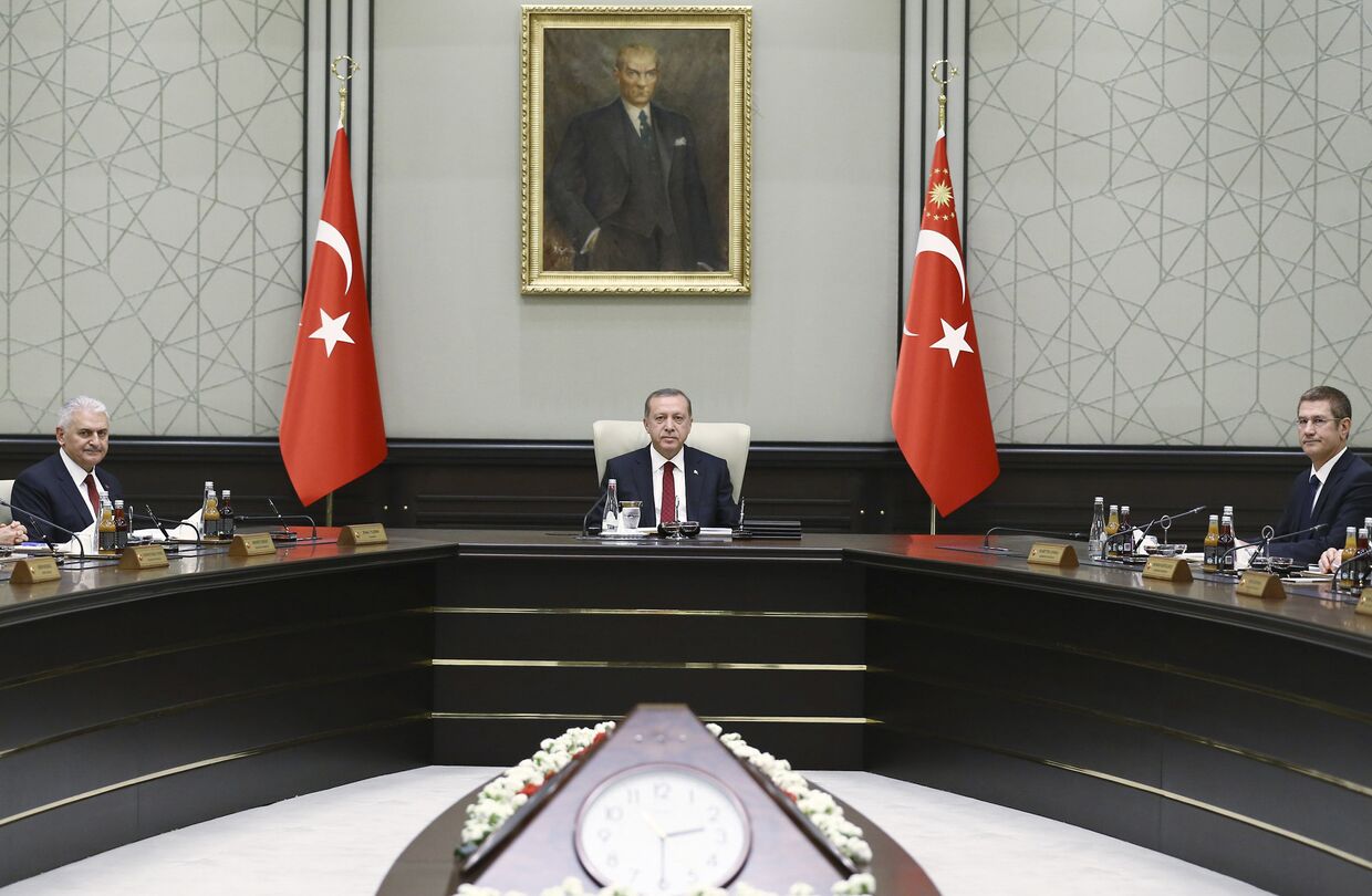 Президент Турции Реджеп Тайип Эрдоган, премьер-министр Турции Бинали Йылдырым и вице-премьер Нуреттин Каниали