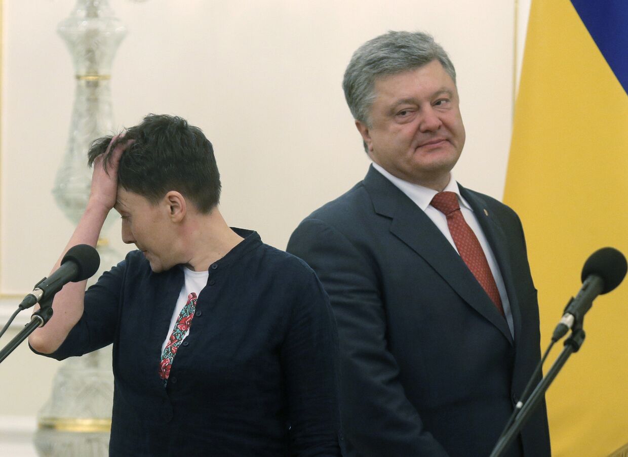 Президент Украины Петр Порошенко и украинская военнослужащая Надежда Савченко