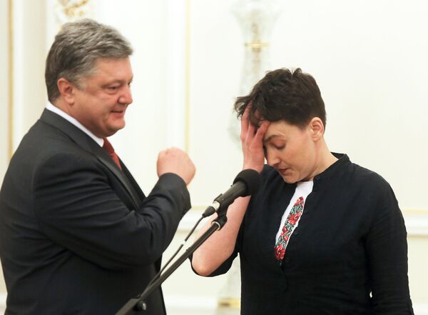 Президент Украины Петр Порошенко и украинская военнослужащая Надежда Савченко Президент Украины Петр Порошенко и украинская военнослужащая Надежда Савченко