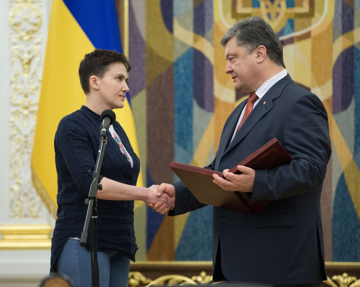 Президент Украины Петр Порошенко вручил Надежде Савченко орден «Золотой Звезды»
