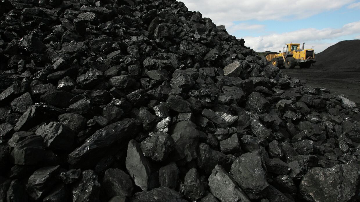 Сортированный уголь на складе обогатительной фабрики
