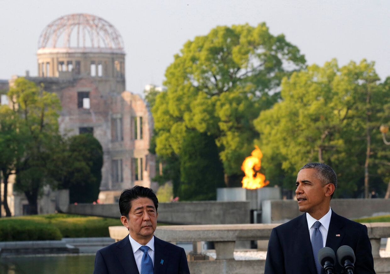 Президент США Барак Обама и премьер-министр Японии Синдзо Абэ у мемориала жертвам атомной бомбардировки в Хиросиме