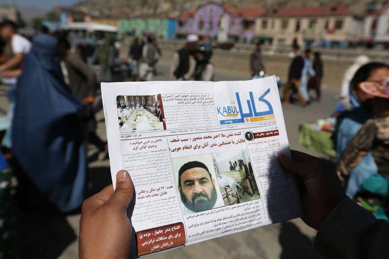 Газета с новостью о ликвидации лидера талибов Муллы Мансура
