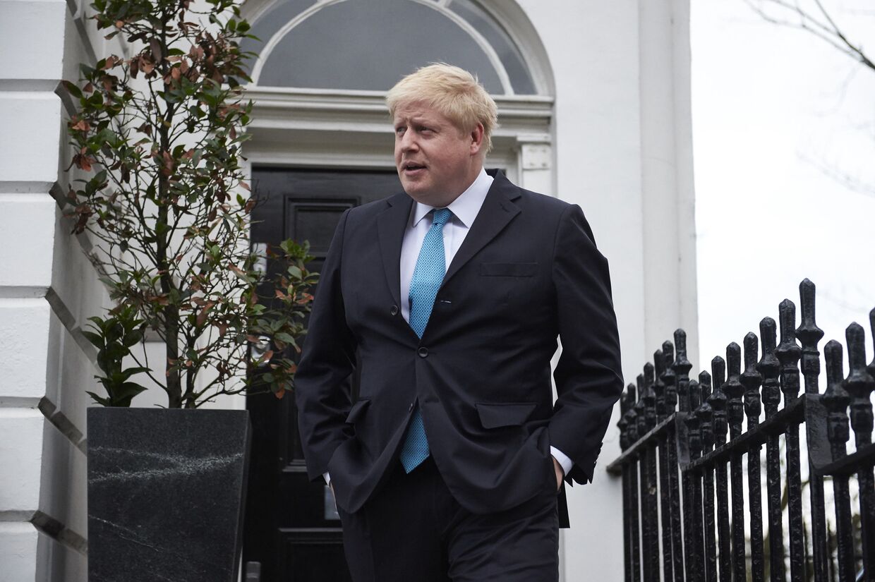 Мэр Лондона Борис Джонсон общается с представителями СМИ