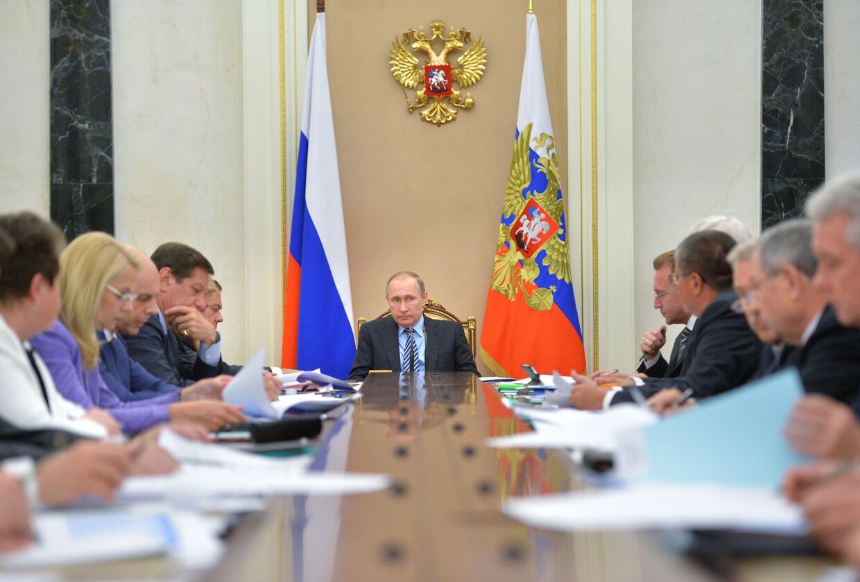 Владимир Путин провел заседание президиума Экономического совета