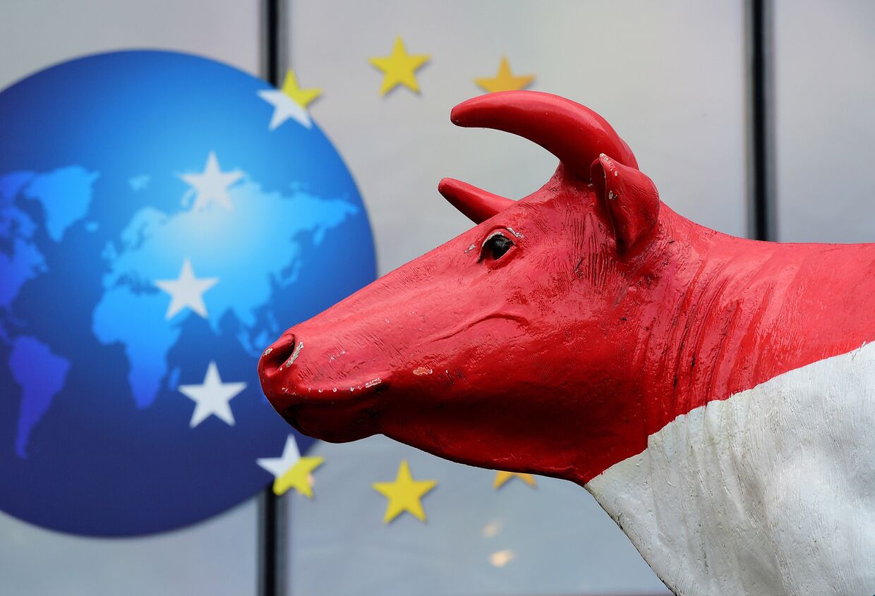 Памятник корове установленный перед зданием Европейской Комиссии фермеров в Брюсселе