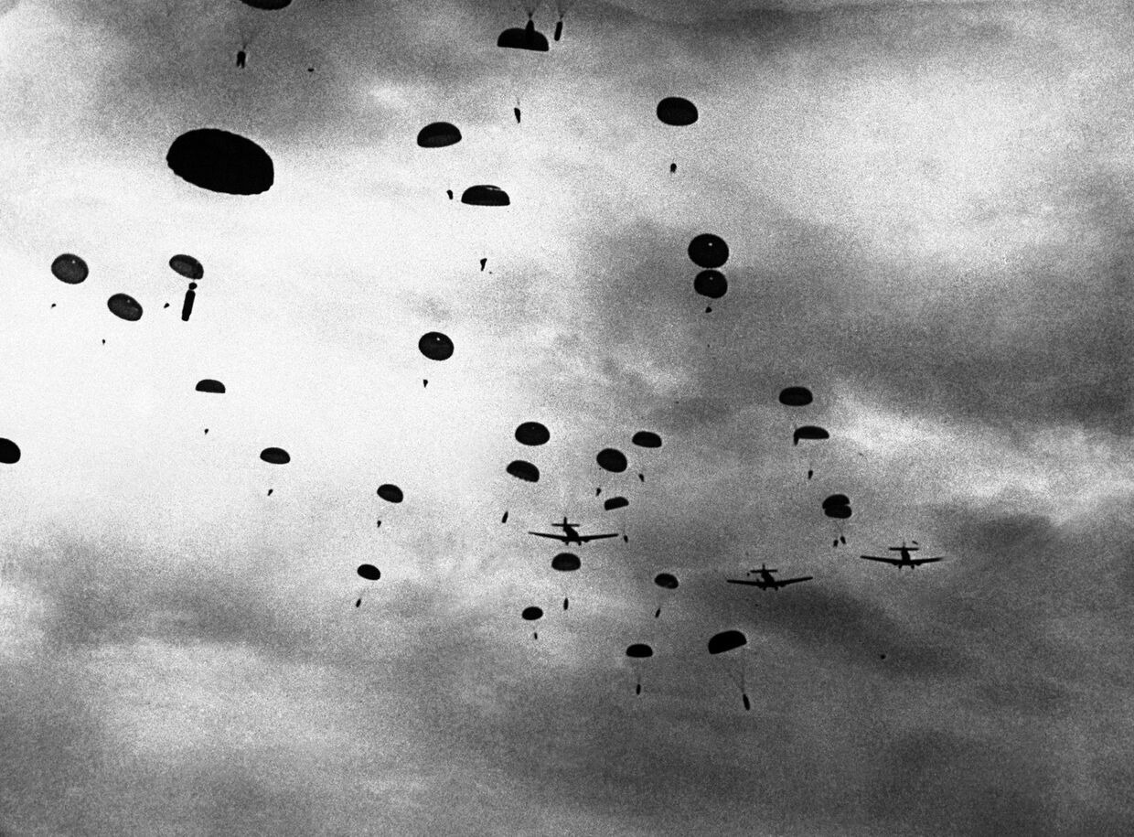 Немецкие парашютисты десантируются на Коринфский перешеек