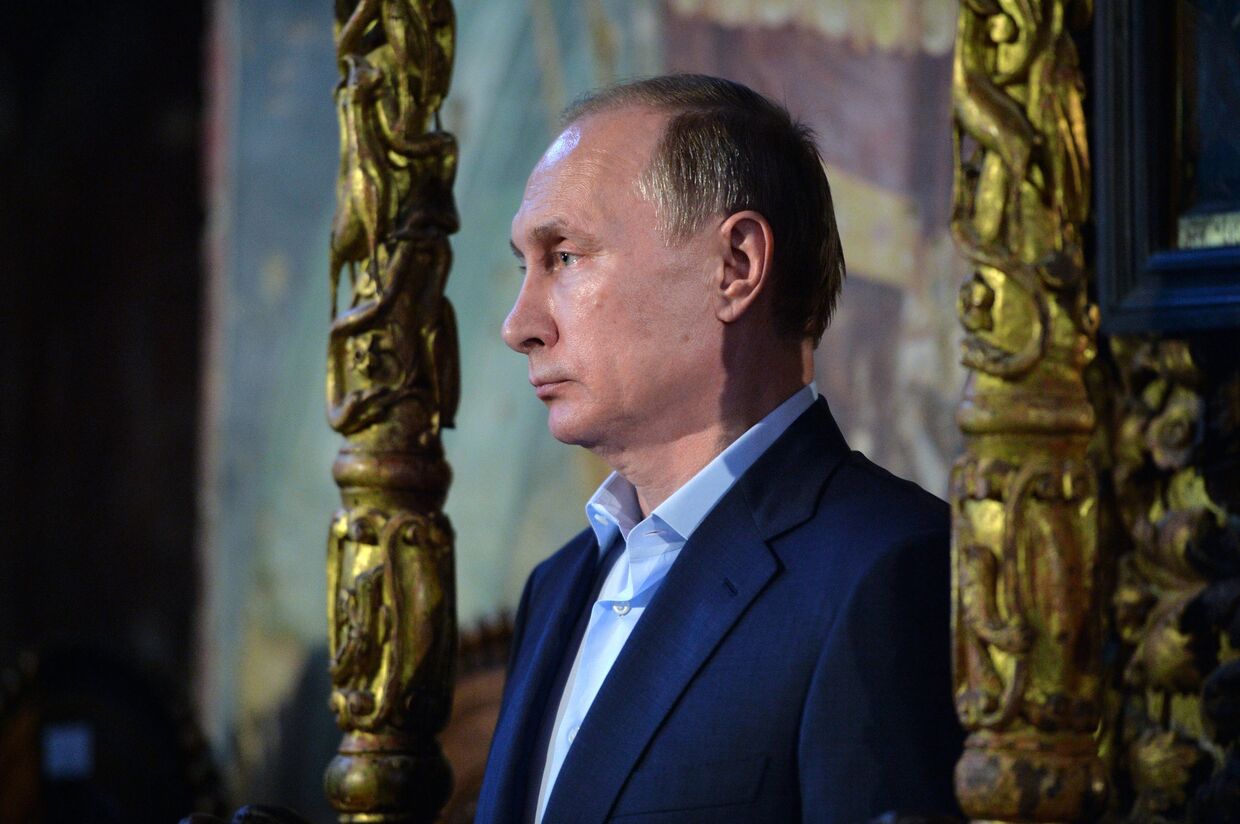 Президент России Владимир Путин во время посещения соборного храма Успения Пресвятой Богородицы на Святой горе Афон