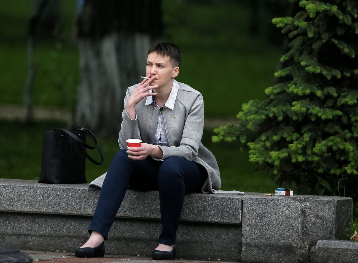 Надежда Савченко возле здания Верховной рады ожидает открытия
