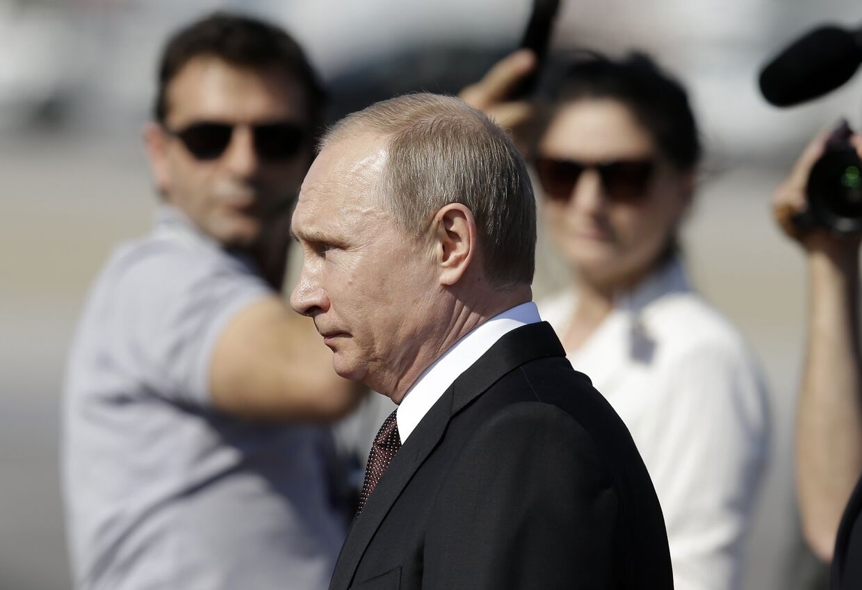 Президент России Владимир Путин в аэропорту Афин, Греция. 27 мая 2016
