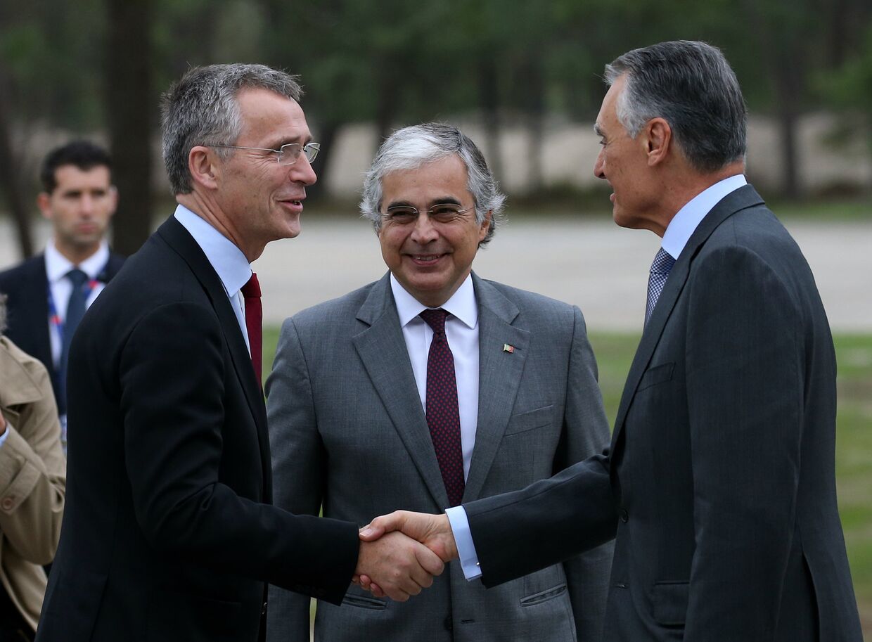 Генеральный секретарь НАТО Йенс Столтенберг, президент Португалии Анибал Каваку Силва и министр обороны Хосе Педро Агуиар-Бранко