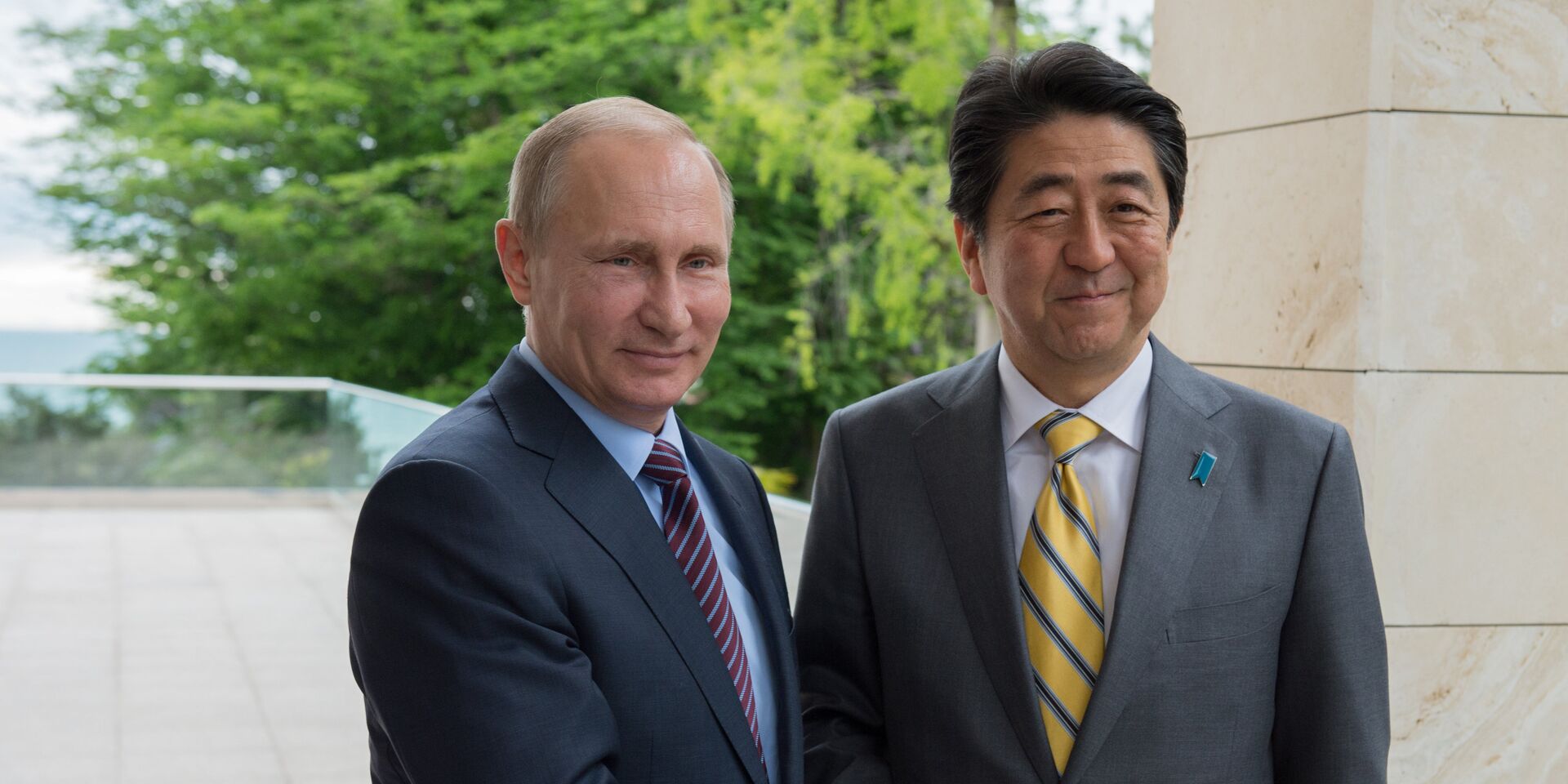 Президент России Владимир Путин и премьер-министр Японии Синдзо Абэ во время встречи в резиденции «Бочаров ручей» - ИноСМИ, 1920, 07.04.2026