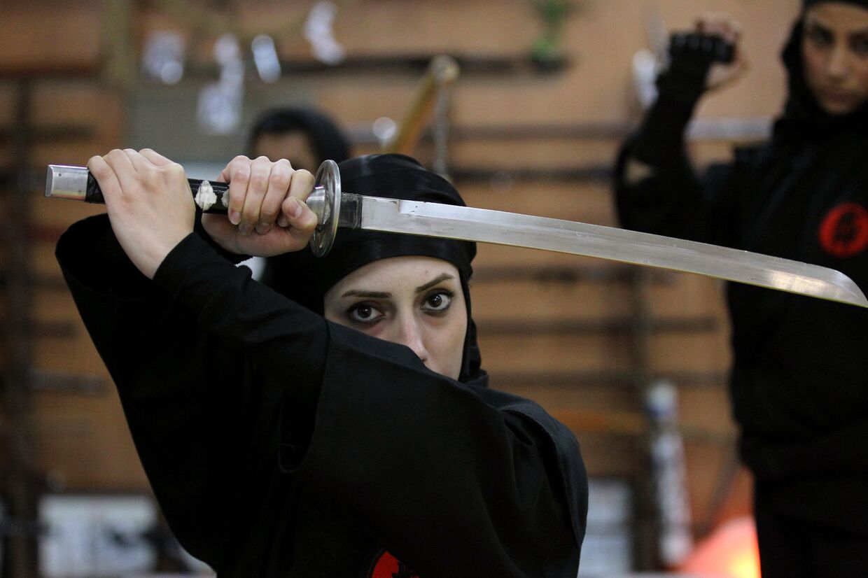 Мусульманский меч. Меч Ислама. Мусульманин с мечом. Иранские женщины ниндзя. Мусульманка с мечом.