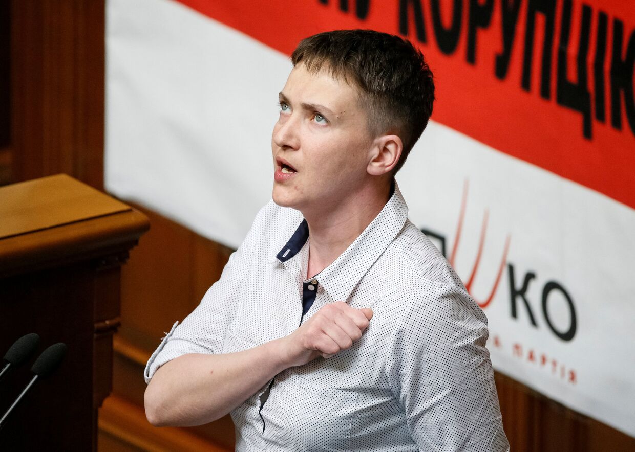 Надежда Савченко поет гимн во время сессии в парламенте