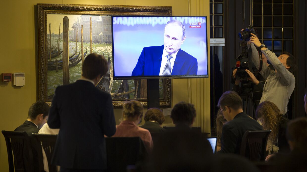 Журналисты смотрят «Прямую линию» с Владимиром Путиным